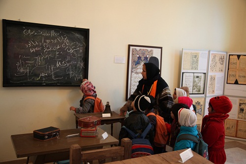 مهمانان کوچک انجمن حمایت از کودکان کار مولوی در موزه کودکی